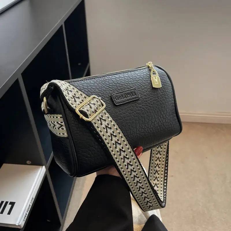 Timeless Heritage: Minimalist Tailored Retro Leather Handbag