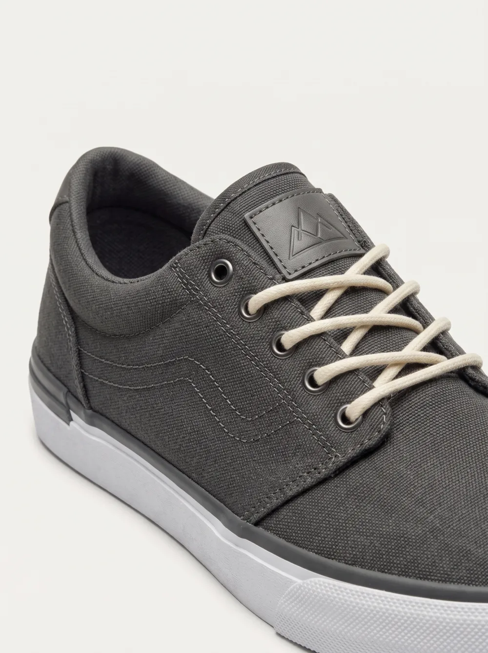 Low-Top Paneled Contrast-Detail Men's Canvas Casual Sneakers