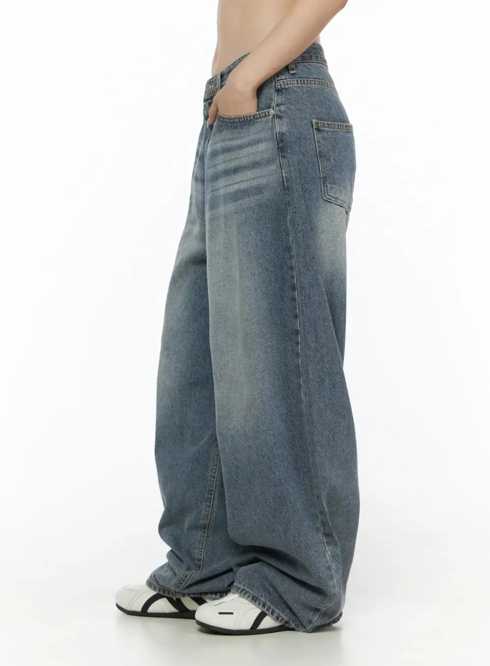 Pocketed Low-Rise Baggy Jeans