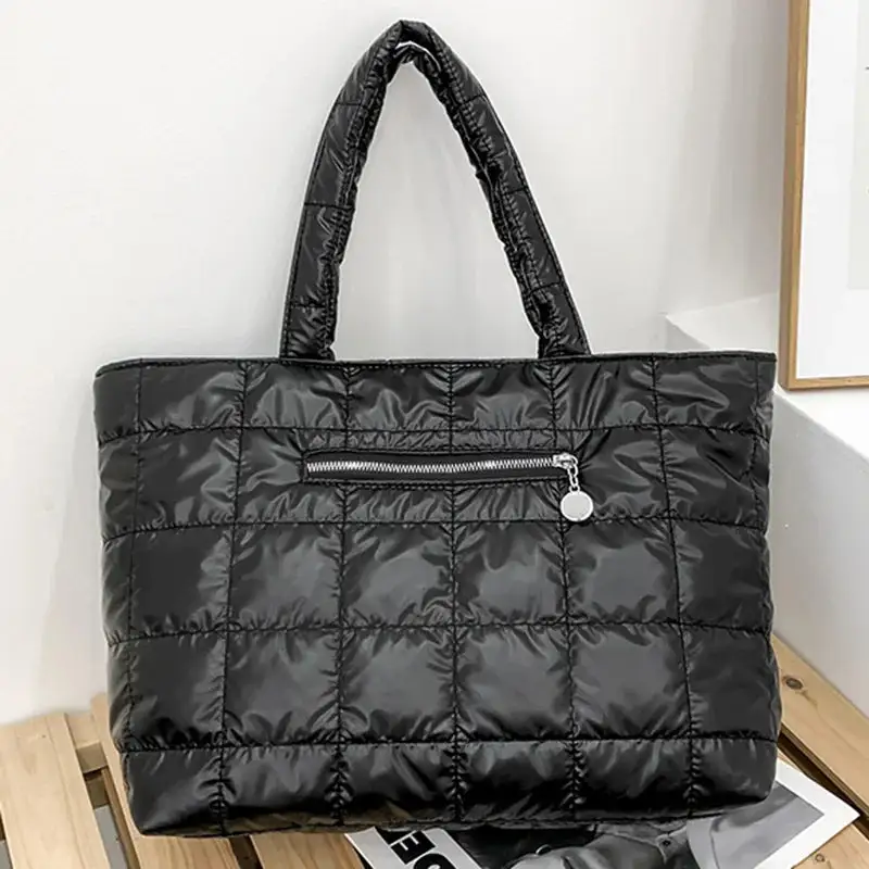 Chic Essential: High-Capacity Fashionable Women’s Tote