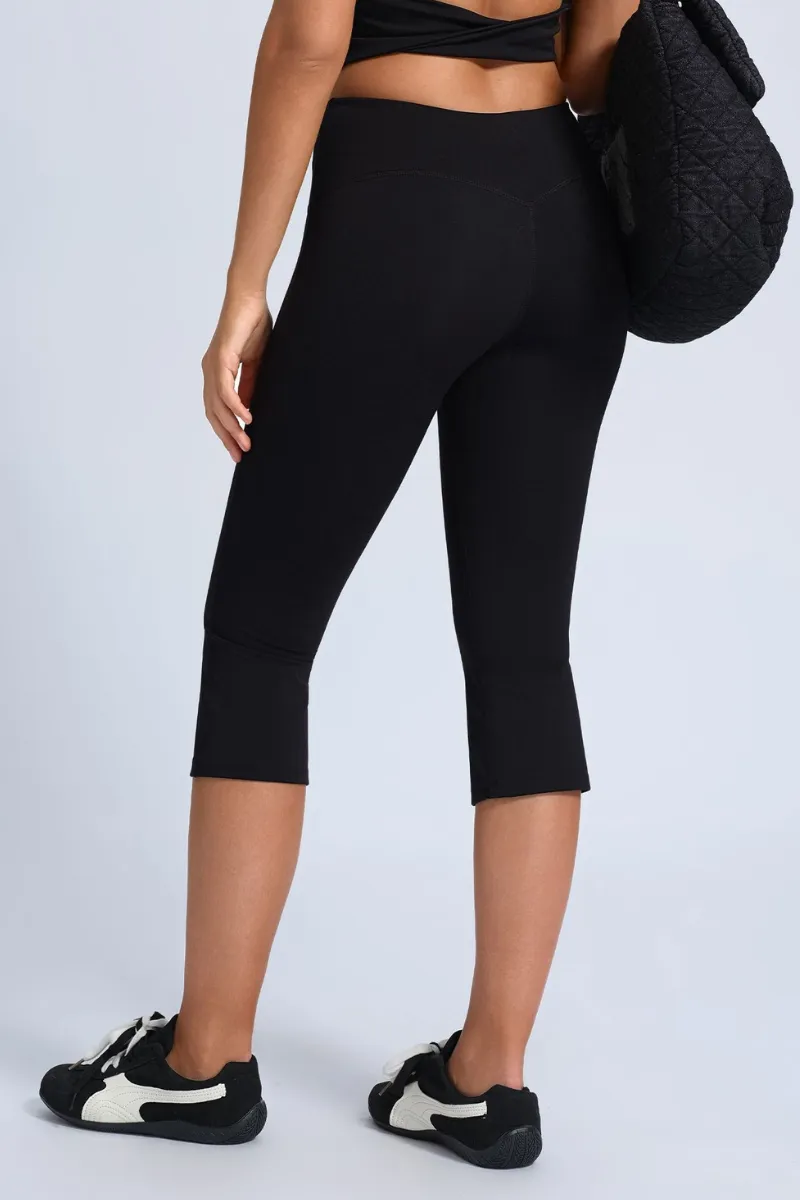 Sculpting Slim-Fit Capri Leggings