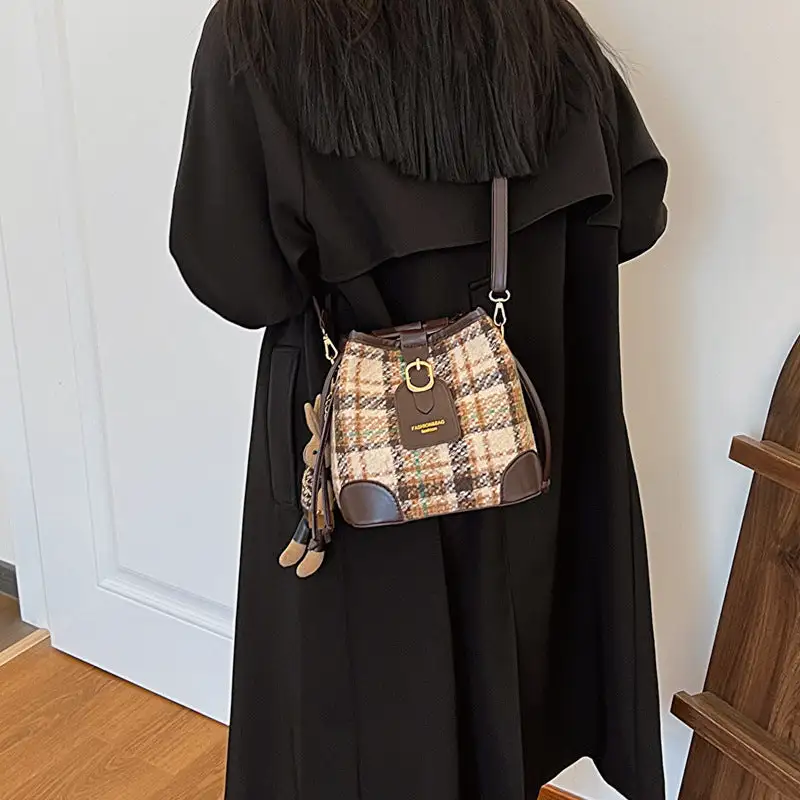 Retro Minimalist: Simple Fashion Bucket Crossbody Bag