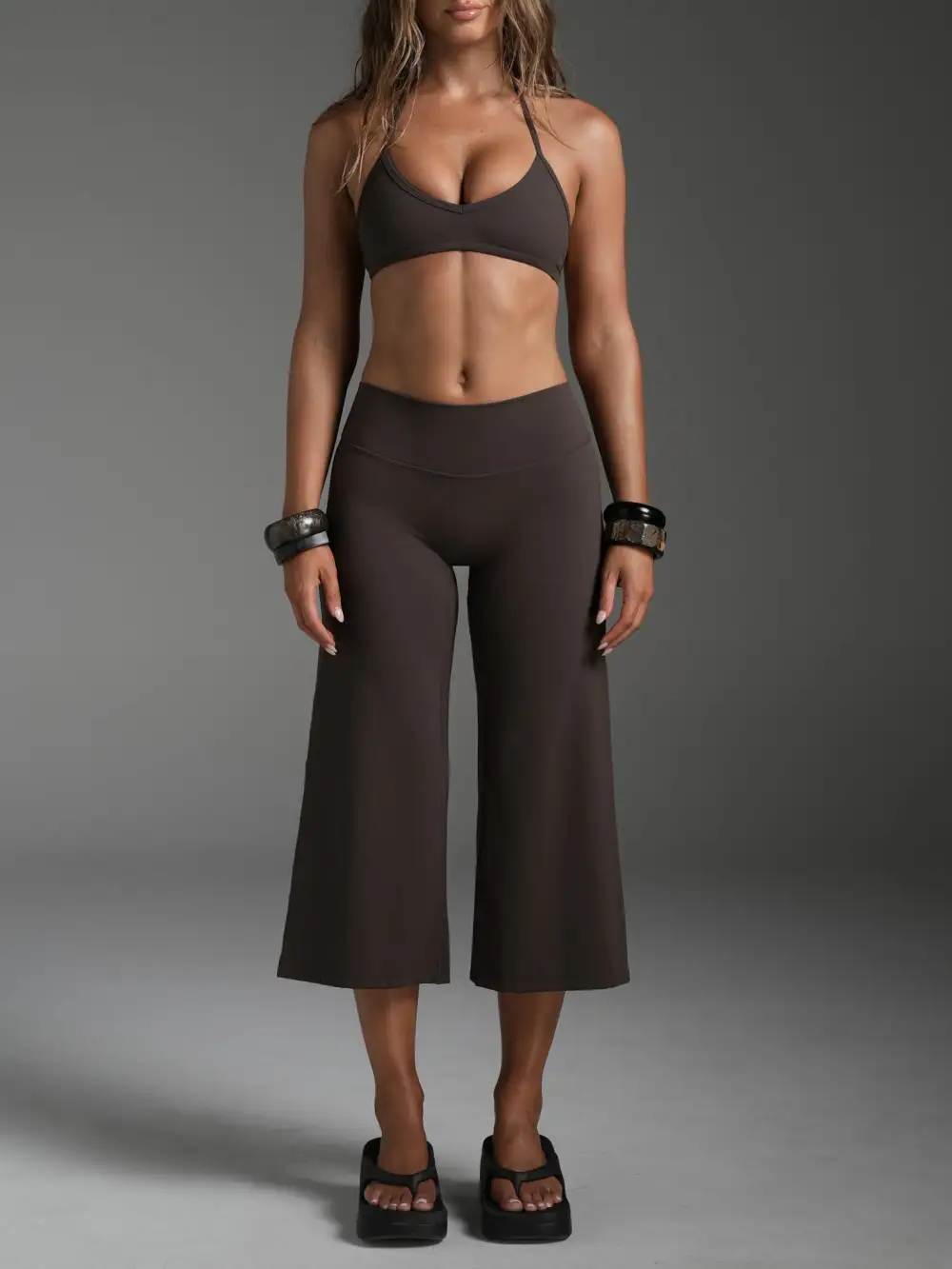 Modern Wide-Leg Scrunch-Detail Sculpting Capri Leggings