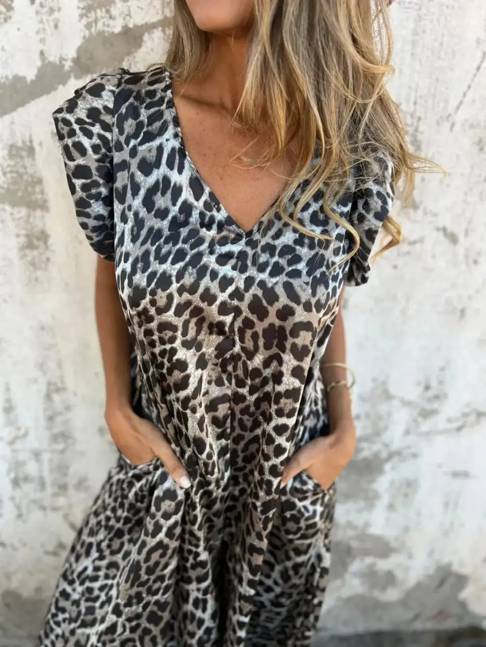 Plus Size V Neck Cap Sleeve Accessory