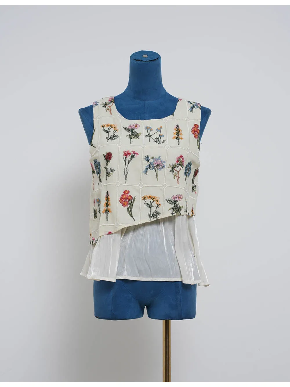Embroidery Round Neck Sleeveless Top