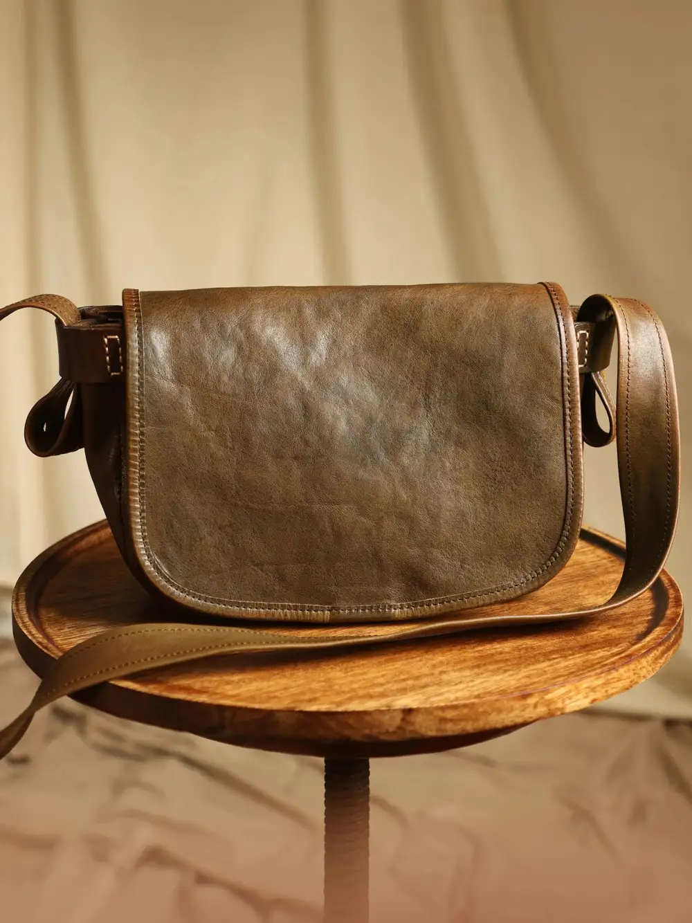 Versatile Ease: Casual Luxury Soft Leather Clutch