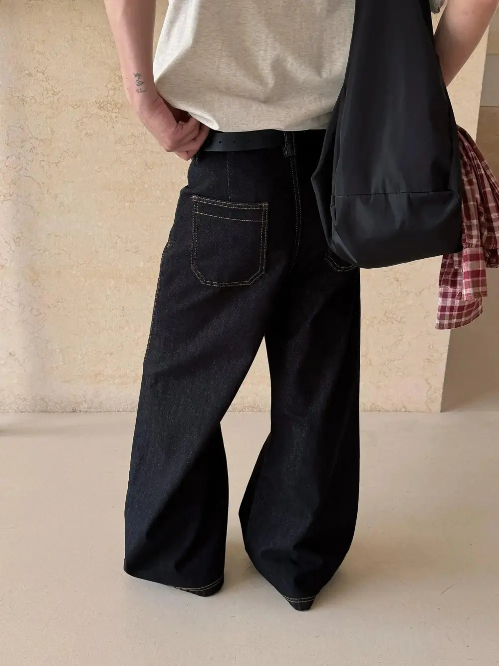 Stitched Wide Leg Jeans