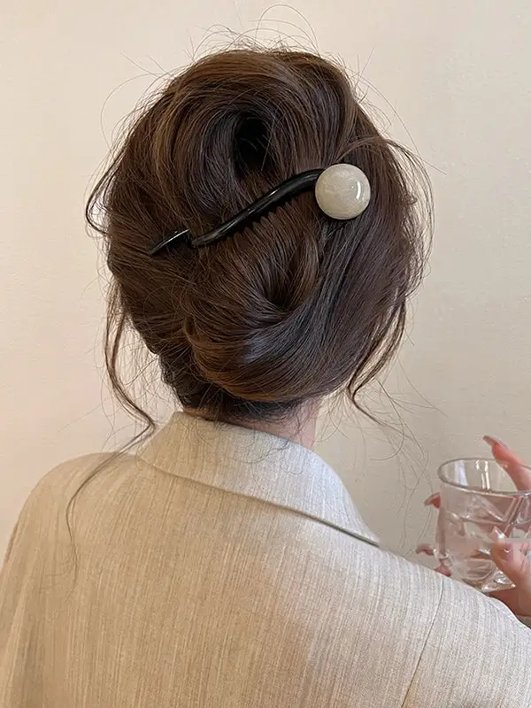 Streamlined Geometric Hair Clip