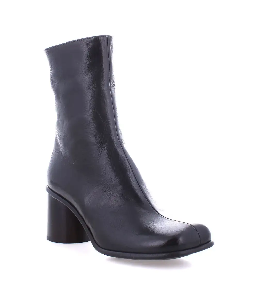 Square-Toe Distressed Heritage Everyday Boots