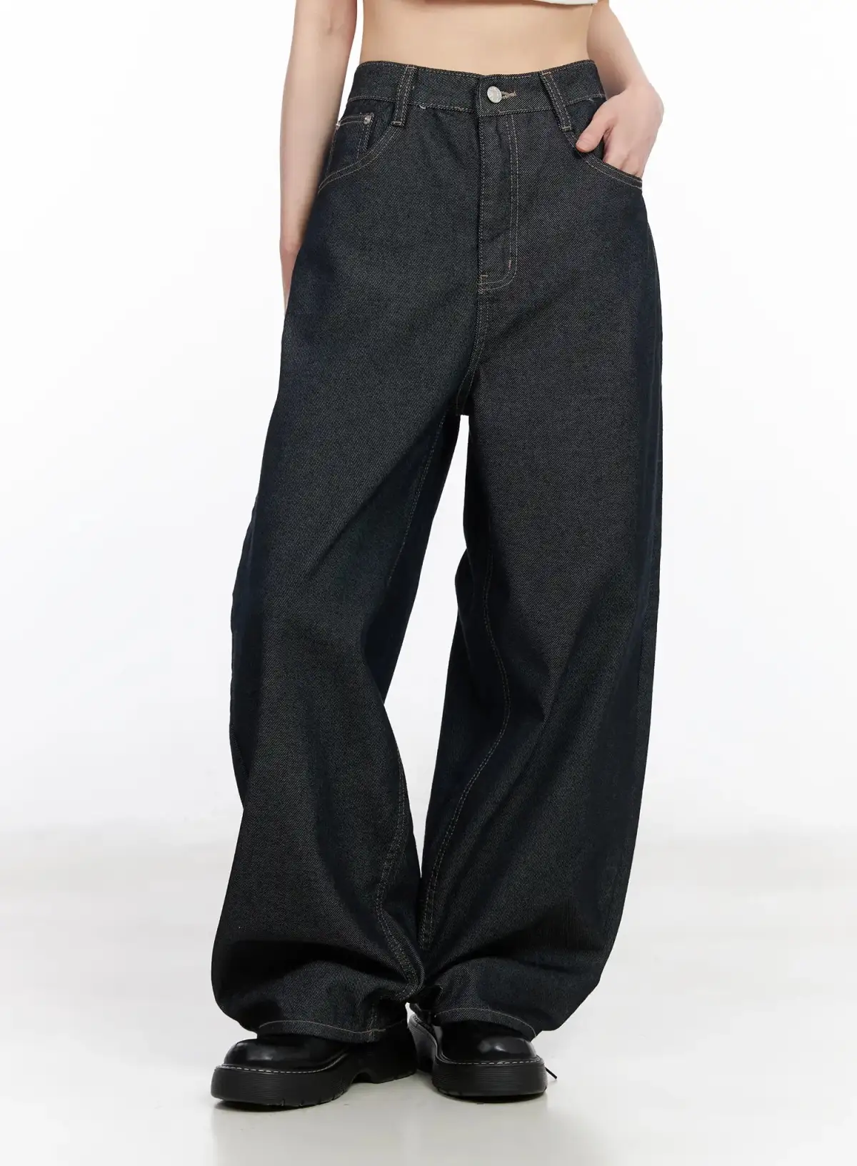 Pocketed Non-Fade Wide Leg Jeans