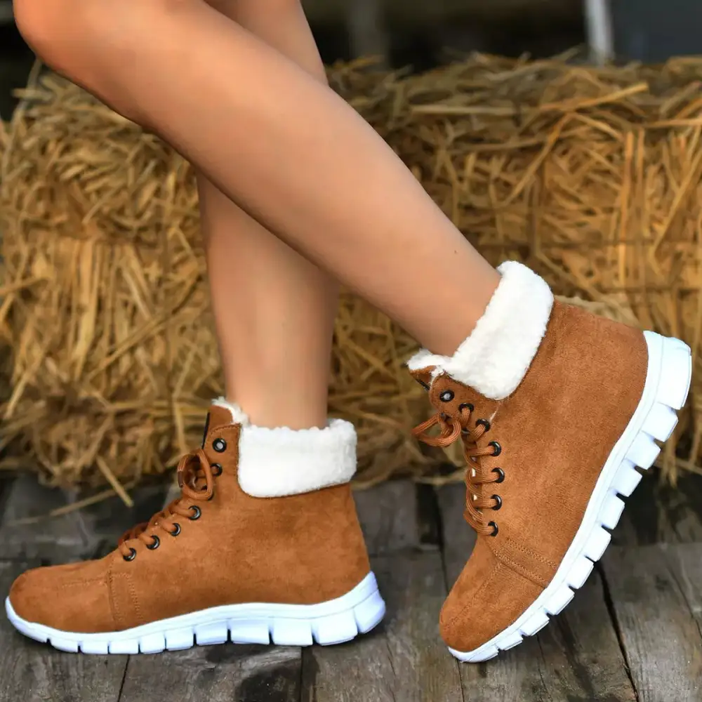 Lace-Up Round Toe Boots