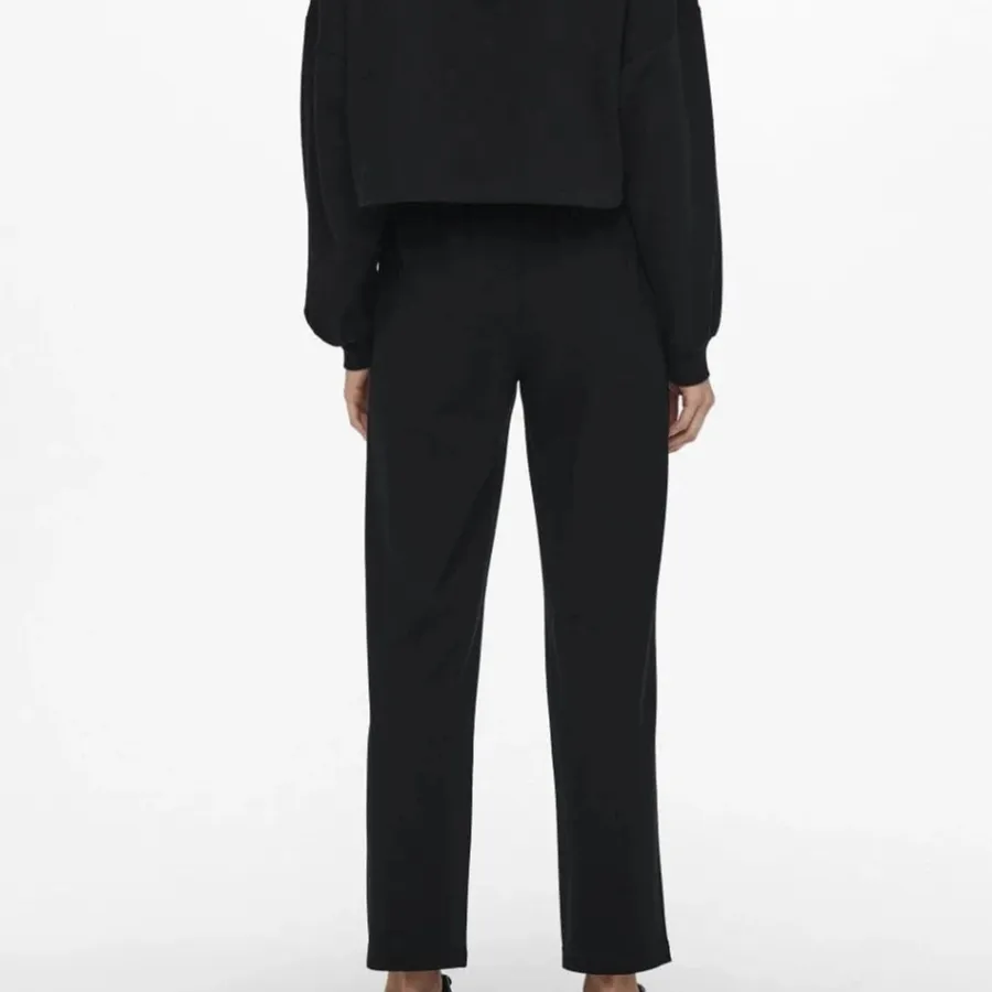 Wide-Leg Relaxed Women's Trousers