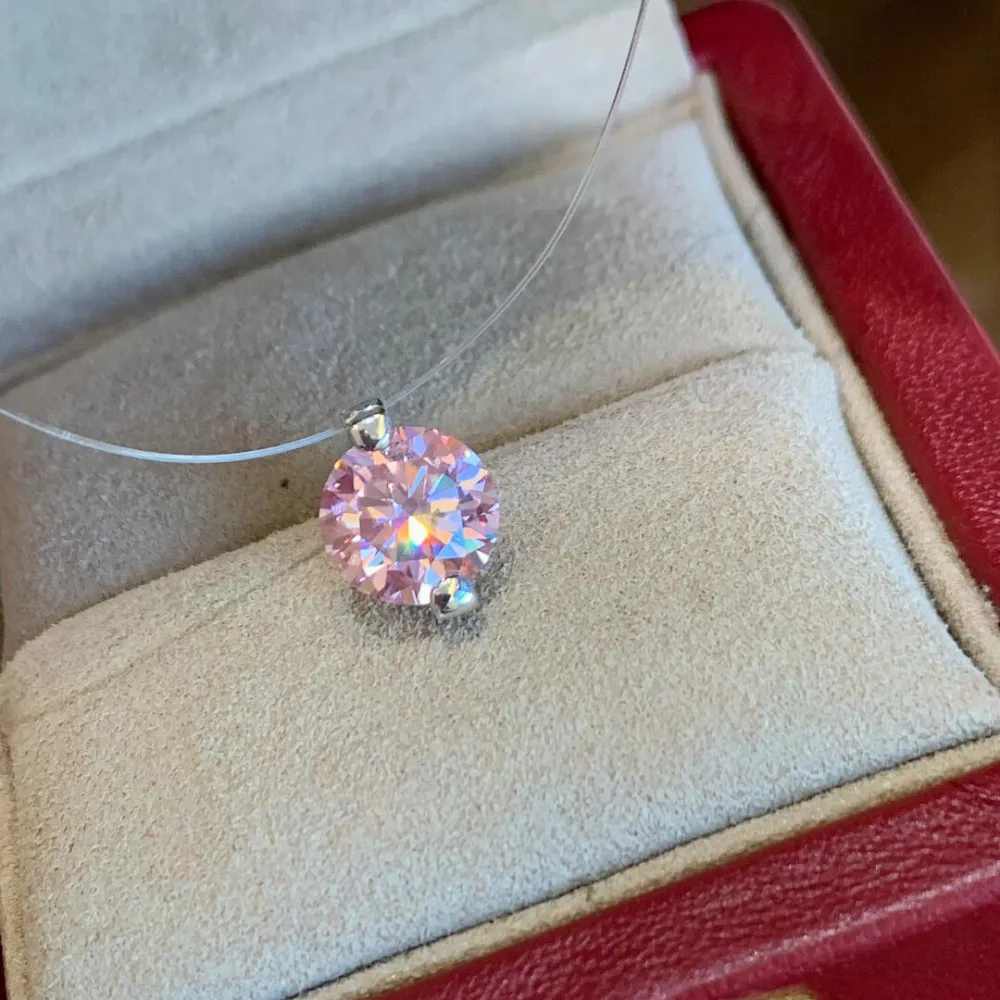 ✨ It looks like it’s floating on your skin. A barely-there clear necklace paired with a sparkling solitaire pendant creates the perfect minimalist look. Delicate, elegant, and effortless enough to wear every day. 💎  Wear it alone for a clean look or laye