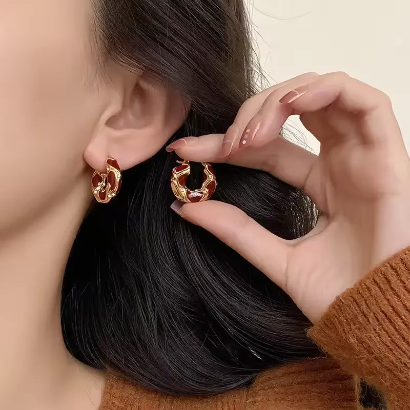 Fashion enamel-colored golden-textured small circular ladies' earrings
