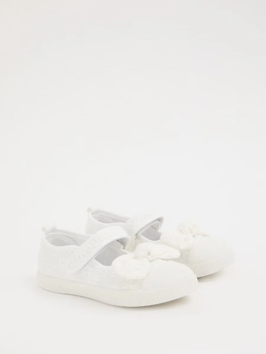 White Embroidered Flower Mary Jane Shoes