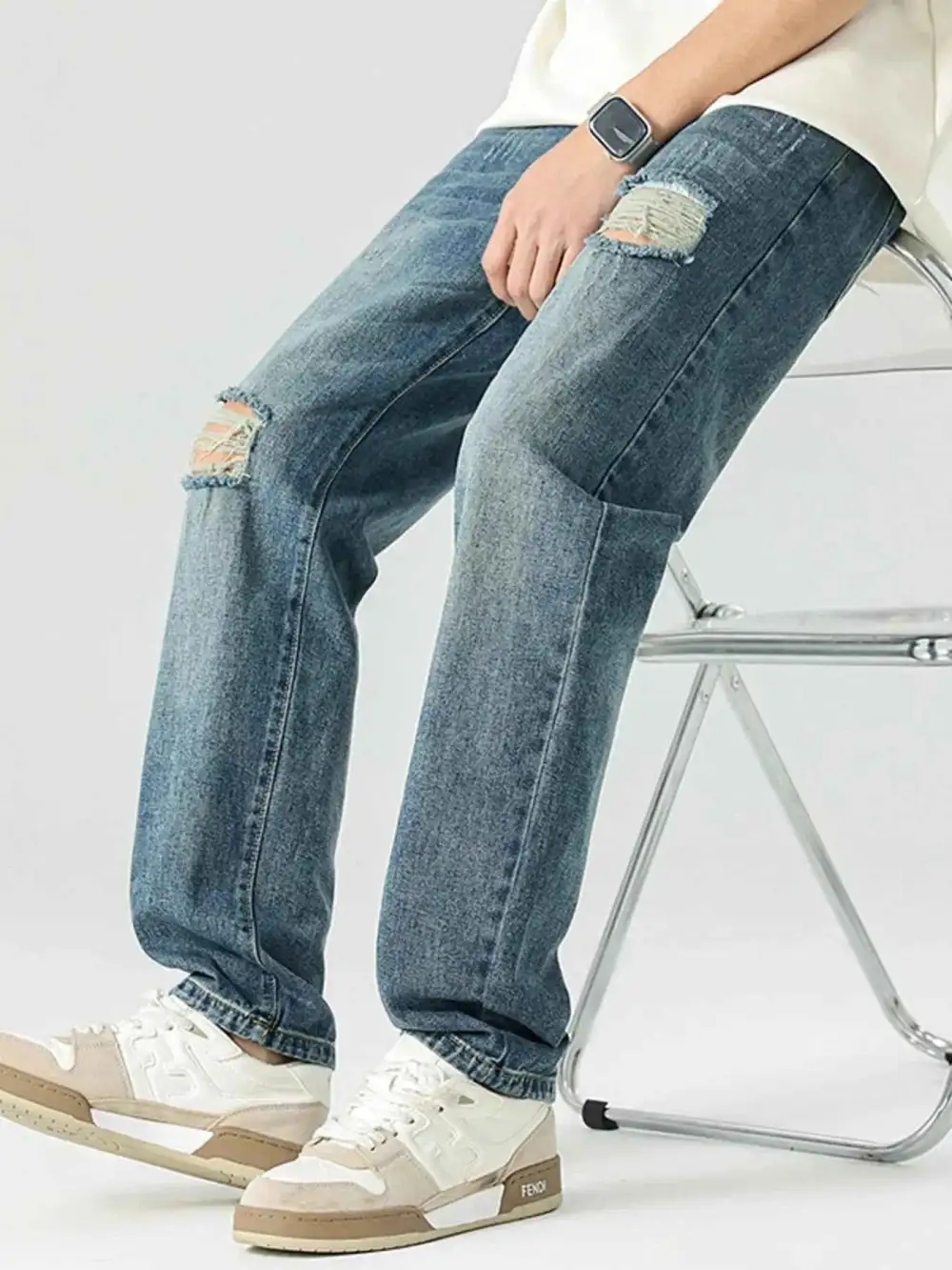 Distressed Relaxed Fit Jeans