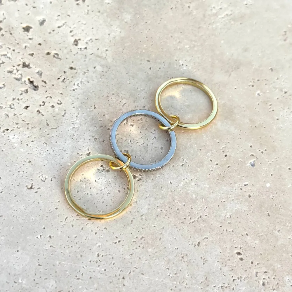 Refined Crystal Band Fashion Ring