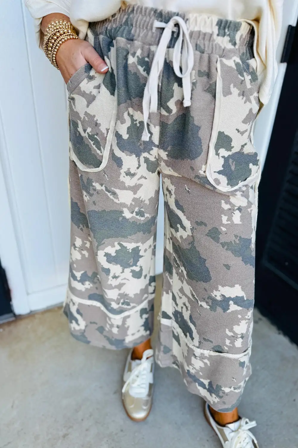 Camouflage Print Contrast Lace Up Raw Edge Pocketed Loose Trousers