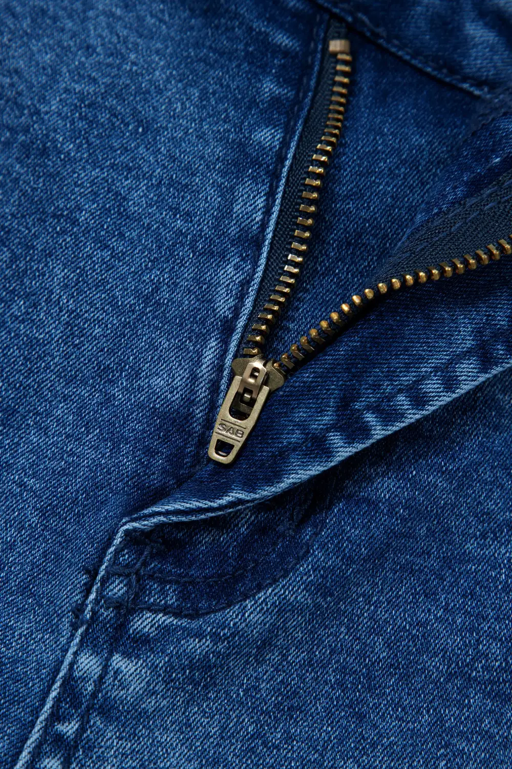 Refined Cropped Raw-Hem Frayed Straight Leg Jeans