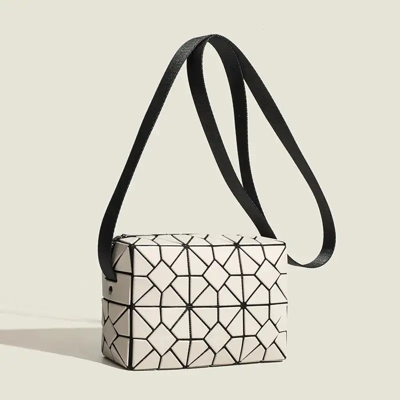Chic Everyday: Casual Flap-Closure Crossbody Bag