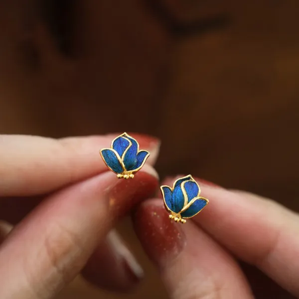 💙 A little flower, a lot of elegance.  These delicate blue floral stud earrings bring a beautiful pop of color to any look. The rich blue petals and elegant gold-tone detailing create a timeless style that feels special without being overdone.
