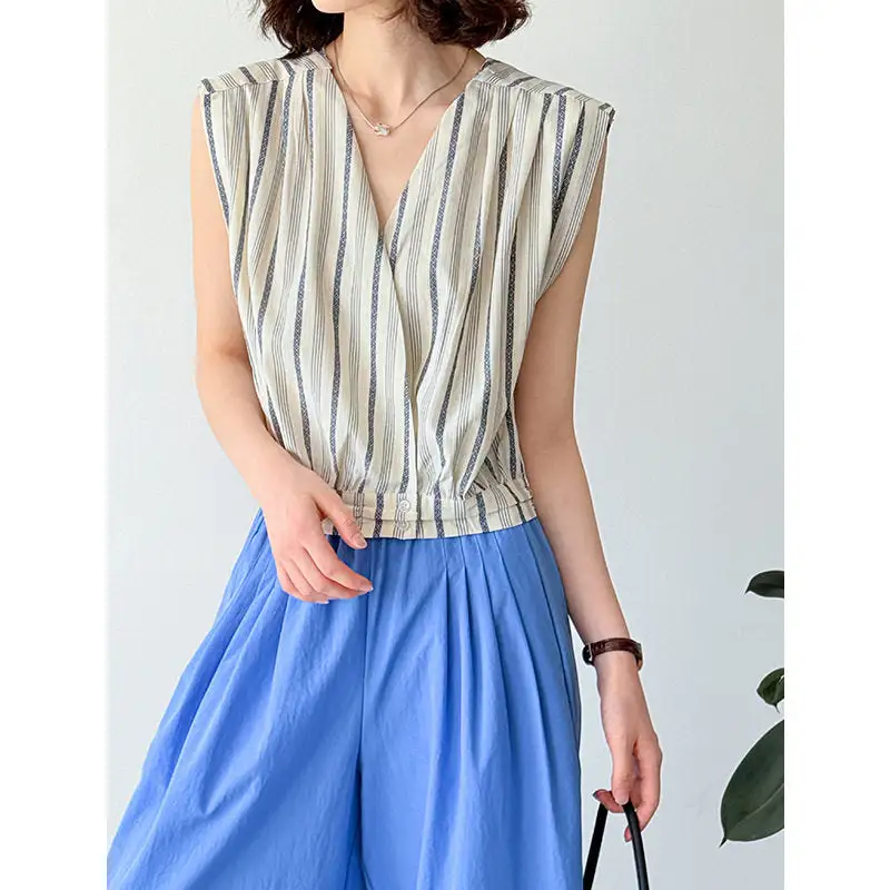 Flowing Loose Sleeveless Shirt With Vertical Stripes
