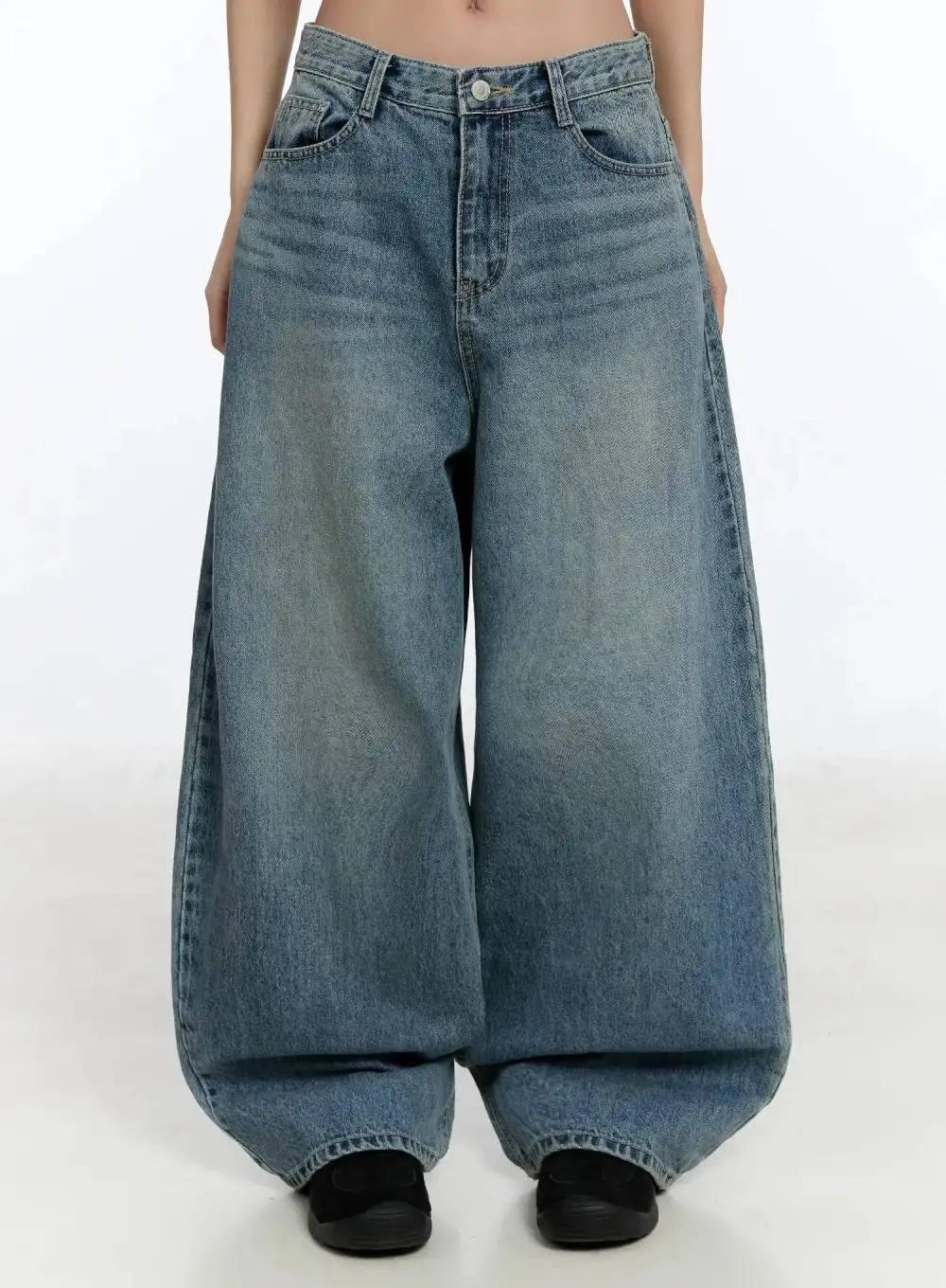 Pocketed Wide-Leg Jeans