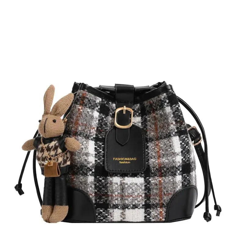 Retro Minimalist: Simple Fashion Bucket Crossbody Bag
