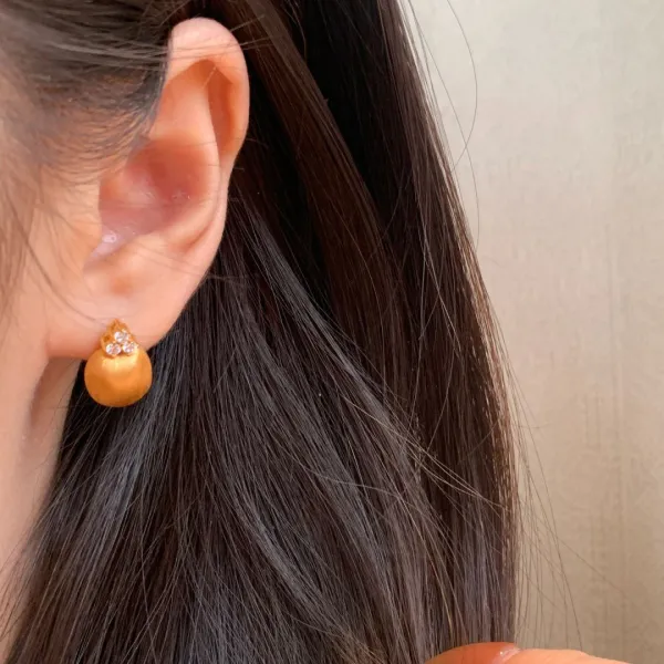 ✨ A little gold makes every day feel special.  Meet the jewelry set that brings effortless elegance to any look. Featuring a beautifully textured gold-tone finish and delicate sparkling accents, each piece catches the light without feeling overly flashy.