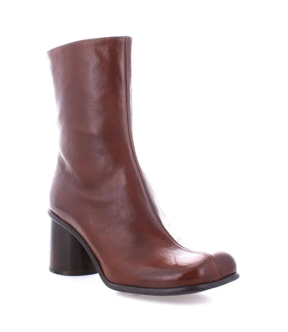 Square-Toe Distressed Heritage Everyday Boots