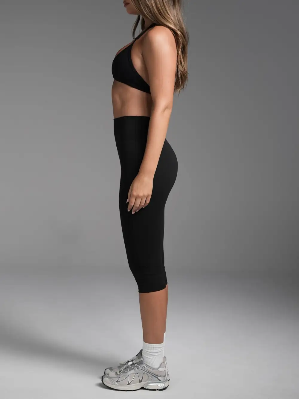Smooth-Scrunch Scrunch-Detail Capri Leggings