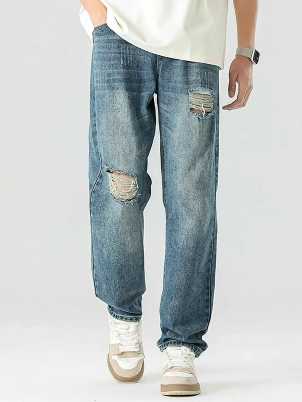 Distressed Relaxed Fit Jeans