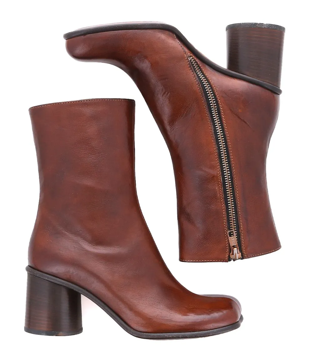 Square-Toe Distressed Heritage Everyday Boots