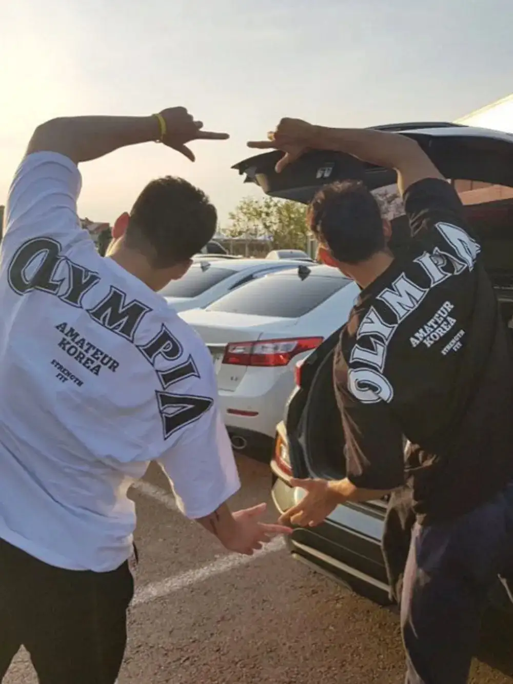 Clean Letter Graphic Crew Neck Tee