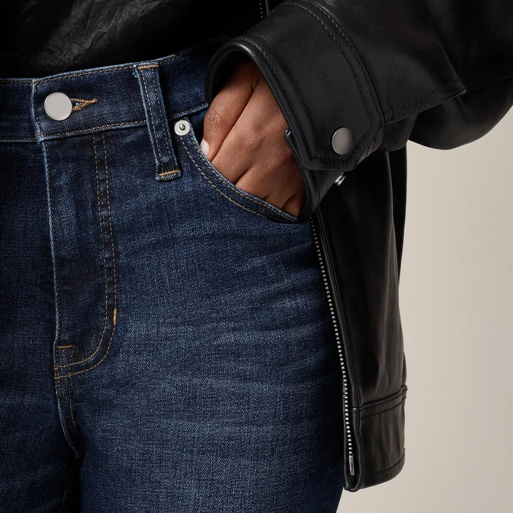 Mid-Rise Stretch Cropped Kickout Jeans