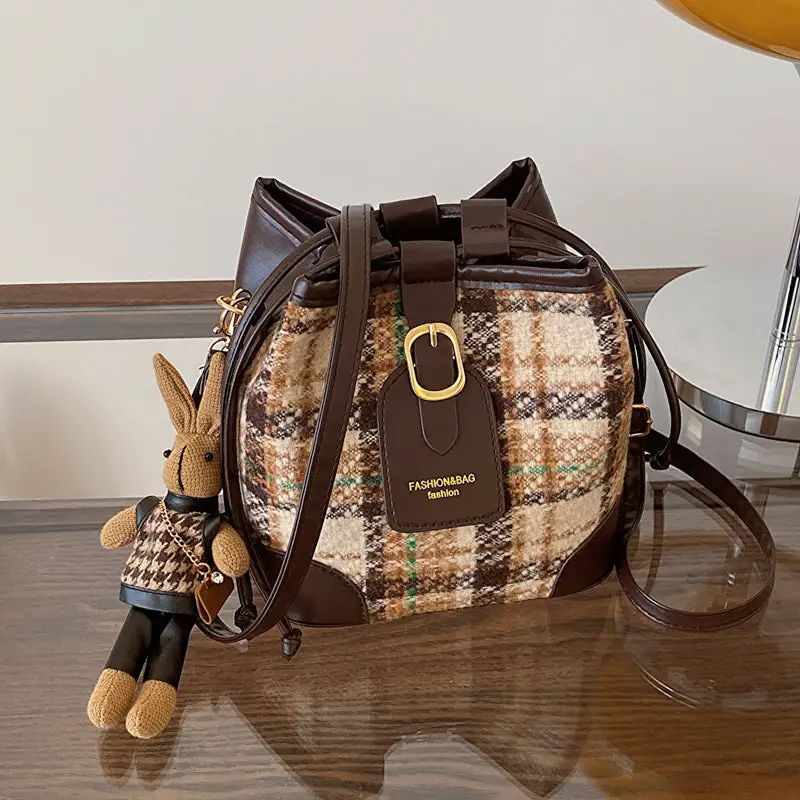 Retro Minimalist: Simple Fashion Bucket Crossbody Bag