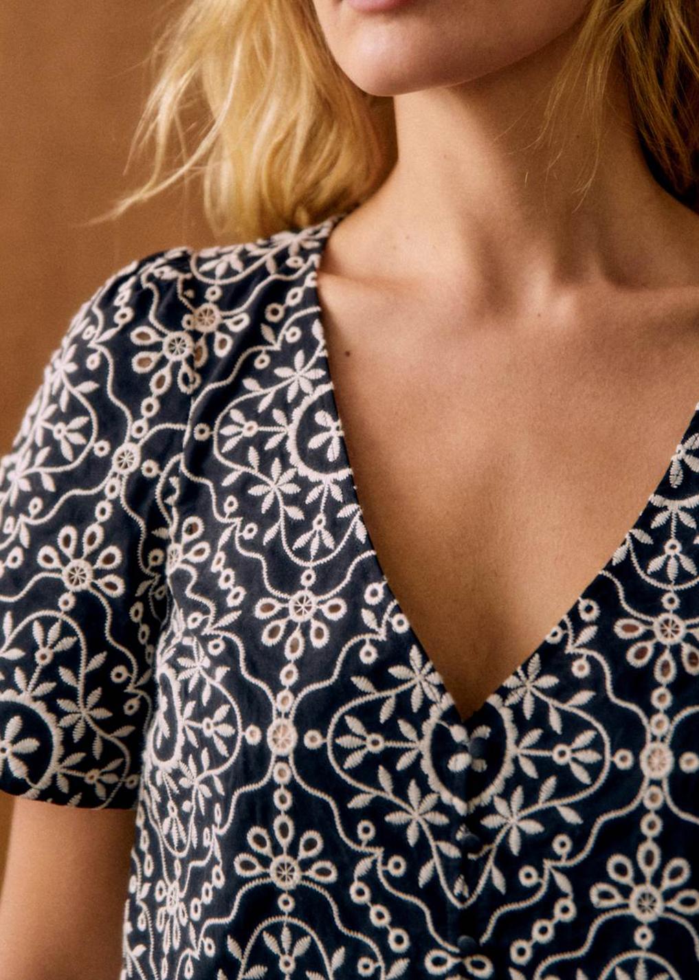 Short Sleeved Recursive Hollow Solid Color Top