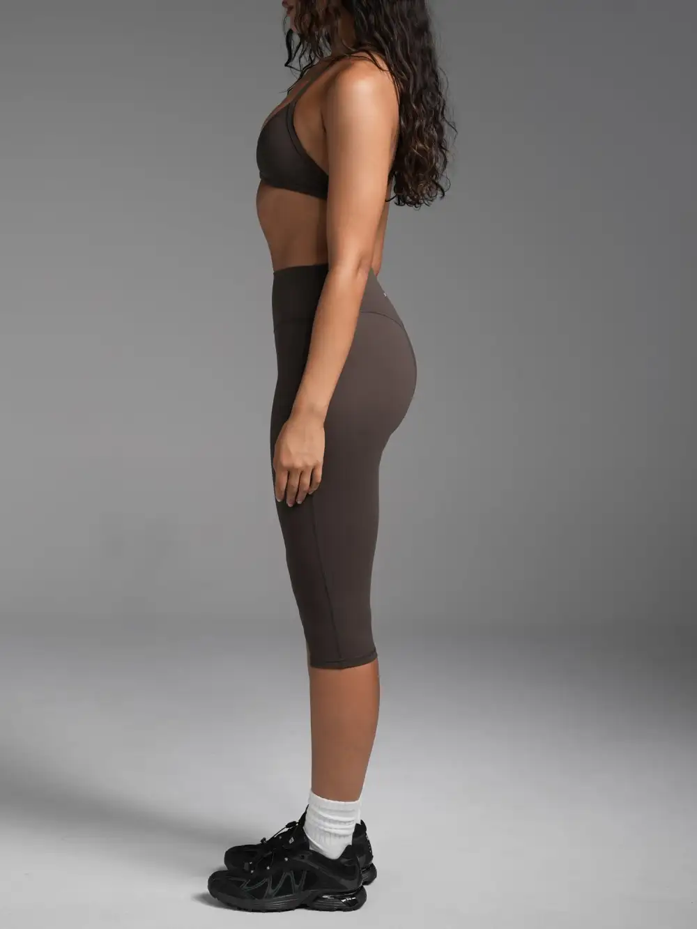 Modern Smooth-Scrunch Scrunch-Detail Capri Leggings