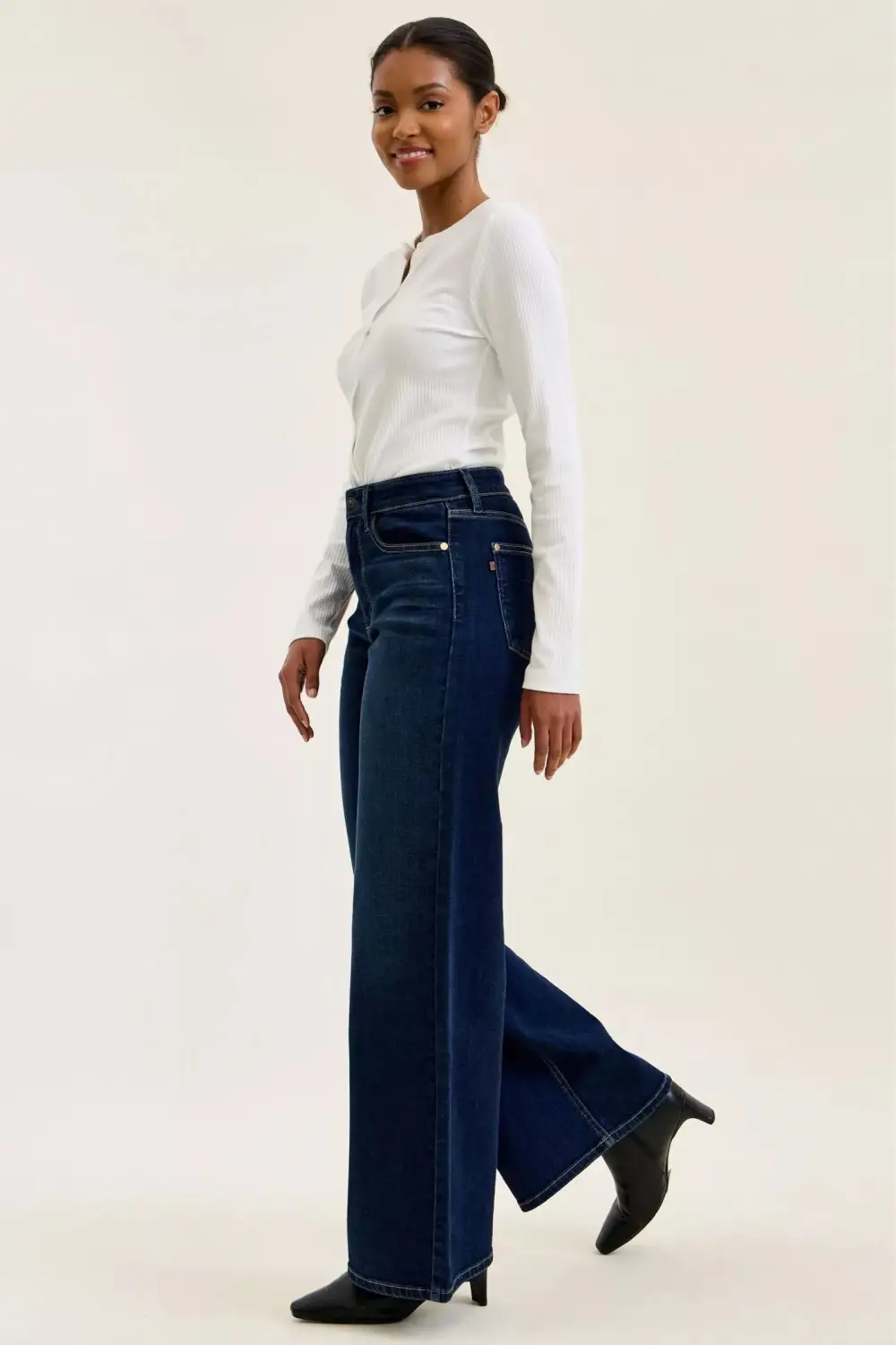 Relaxed Shape Denim High Rise Wide Leg Pocketed Jeans