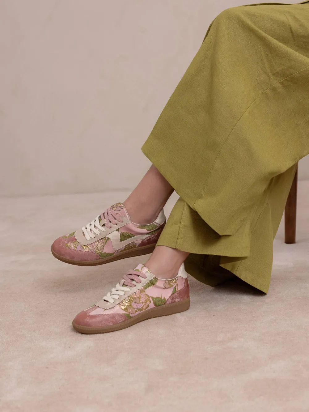 Low Top Easygoing Sneakers