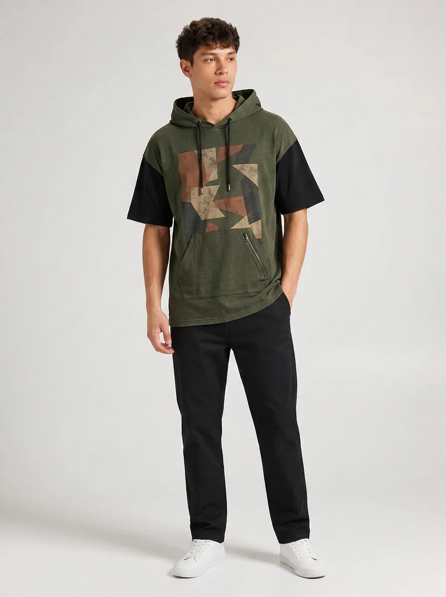Men's Geometric Pattern Printed Hooded T-shirt with Kangaroo Pocket