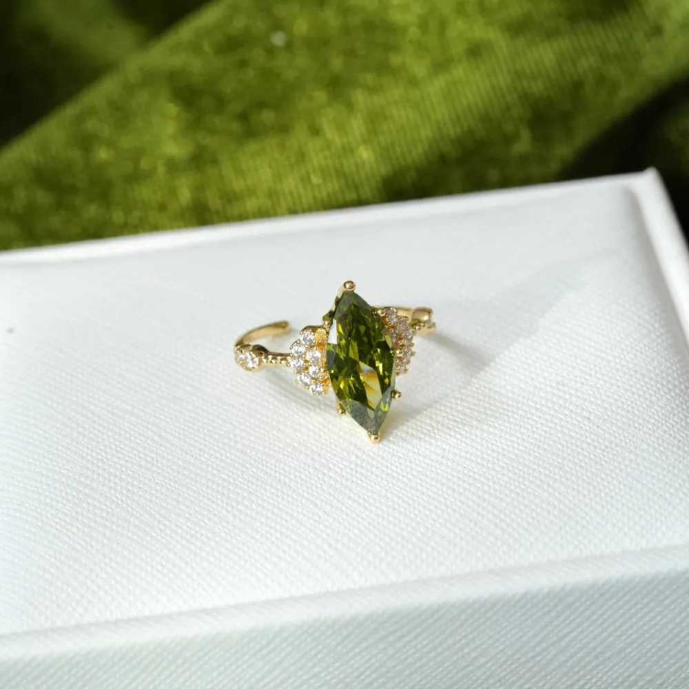 ✨ A little green. A lot of glamour. Designed with striking olive-green stones and sparkling accents, these statement rings bring an elegant vintage touch to any look. 💚
