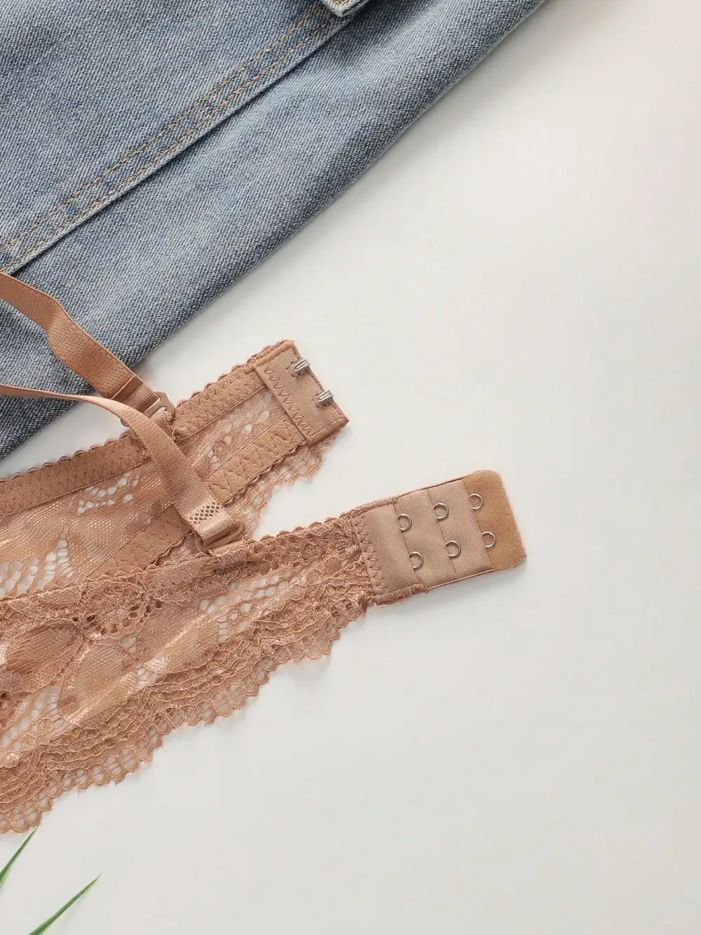 Contrast Lace Underwire Bra And Brief Set
