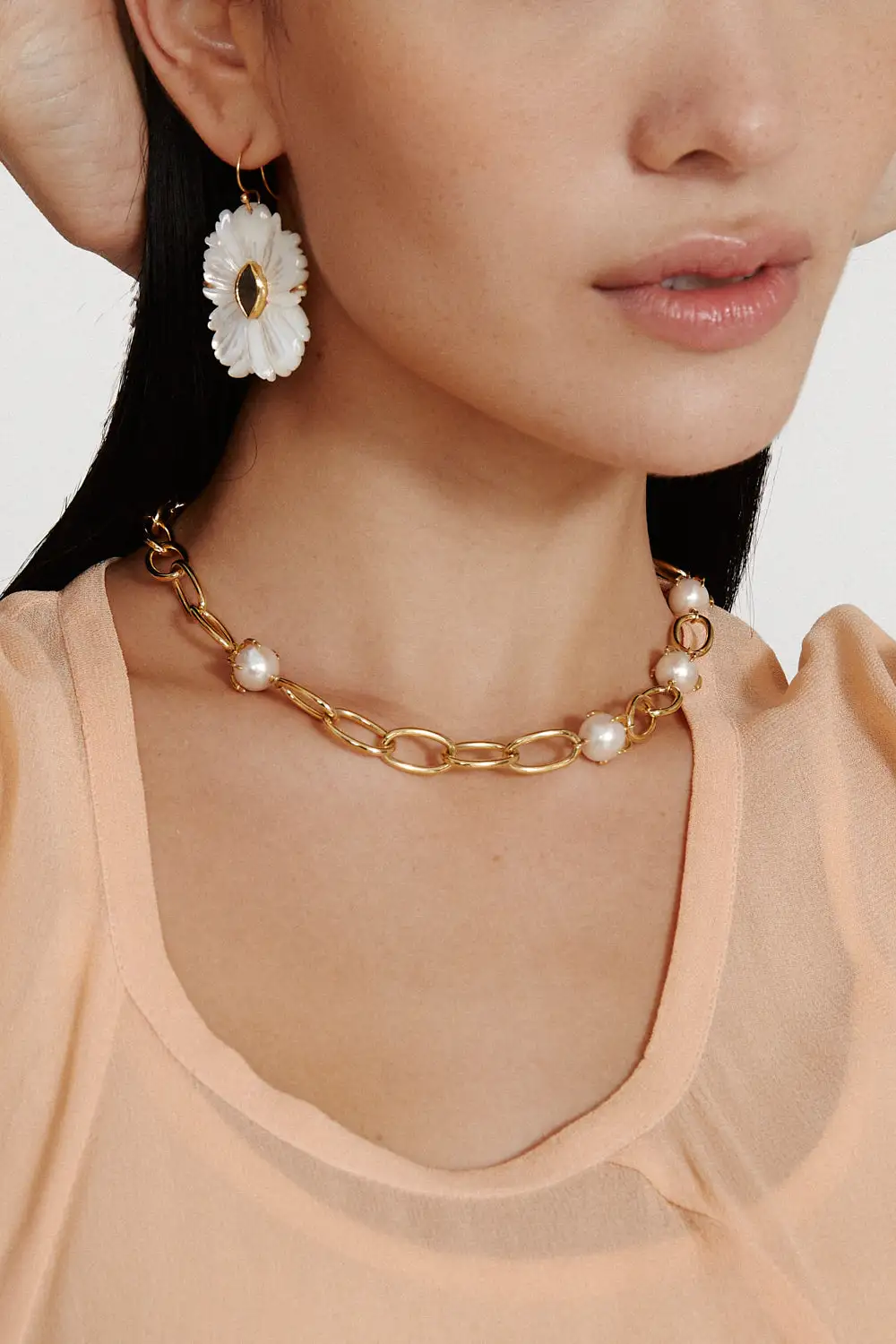 Sleek Pearl Statement Necklace