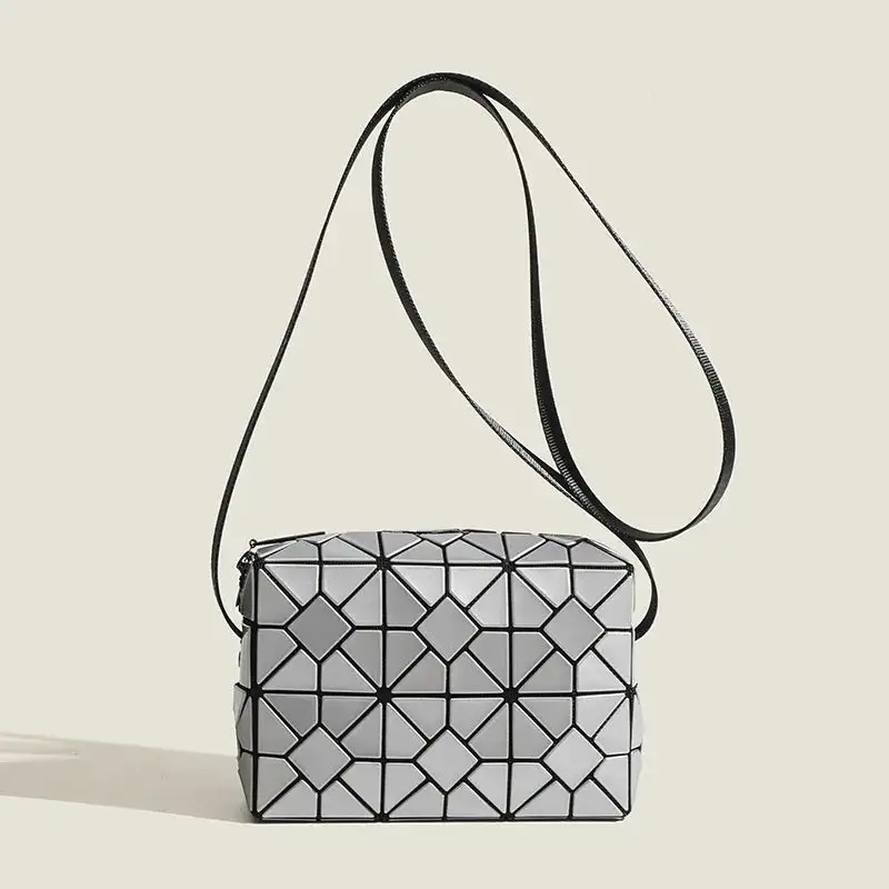 Chic Everyday: Casual Flap-Closure Crossbody Bag