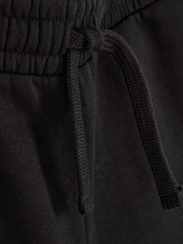 Essential Cuffed Joggers detail 2