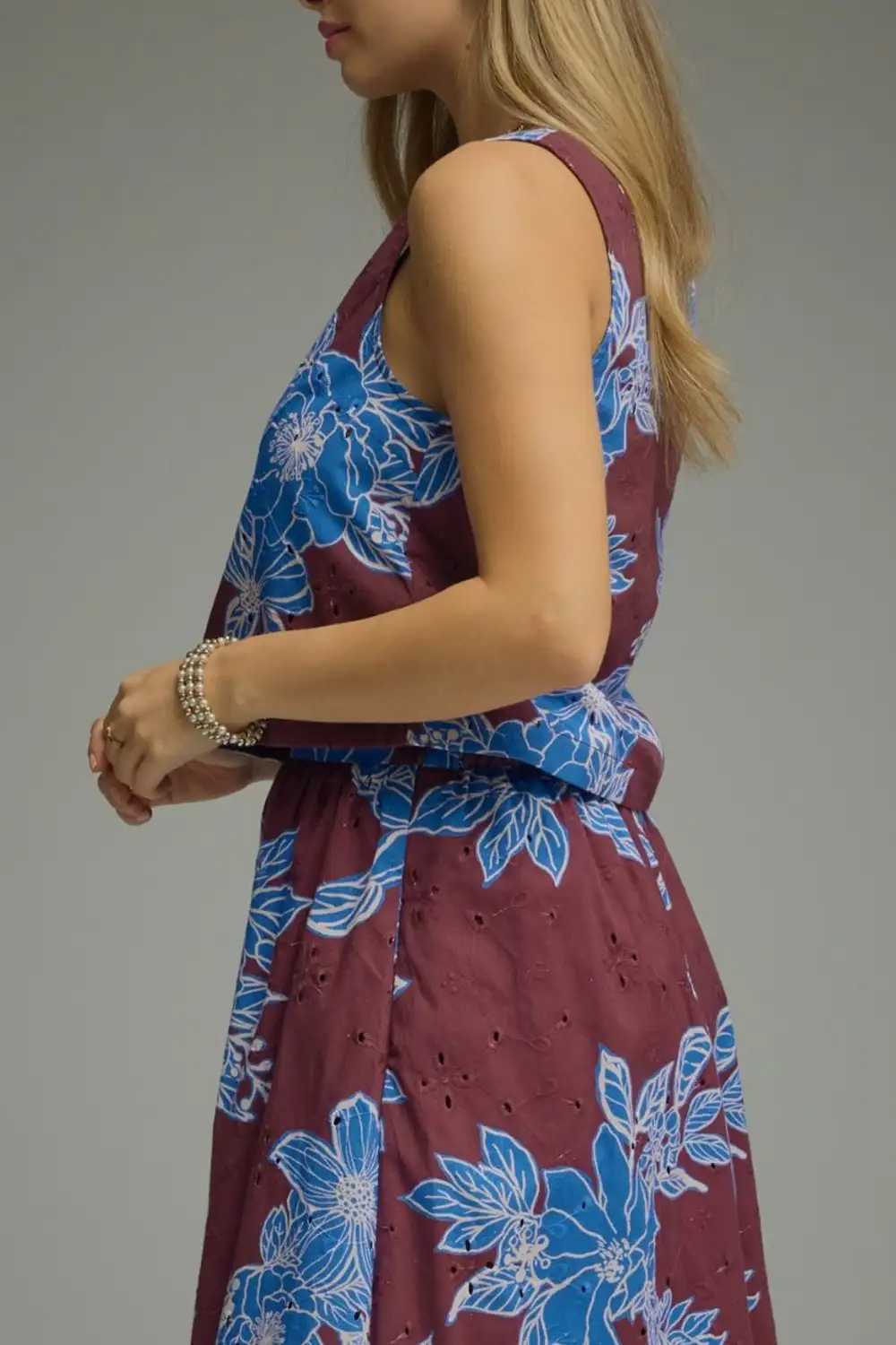Floral Embroidered Button Front Cropped Tank Top