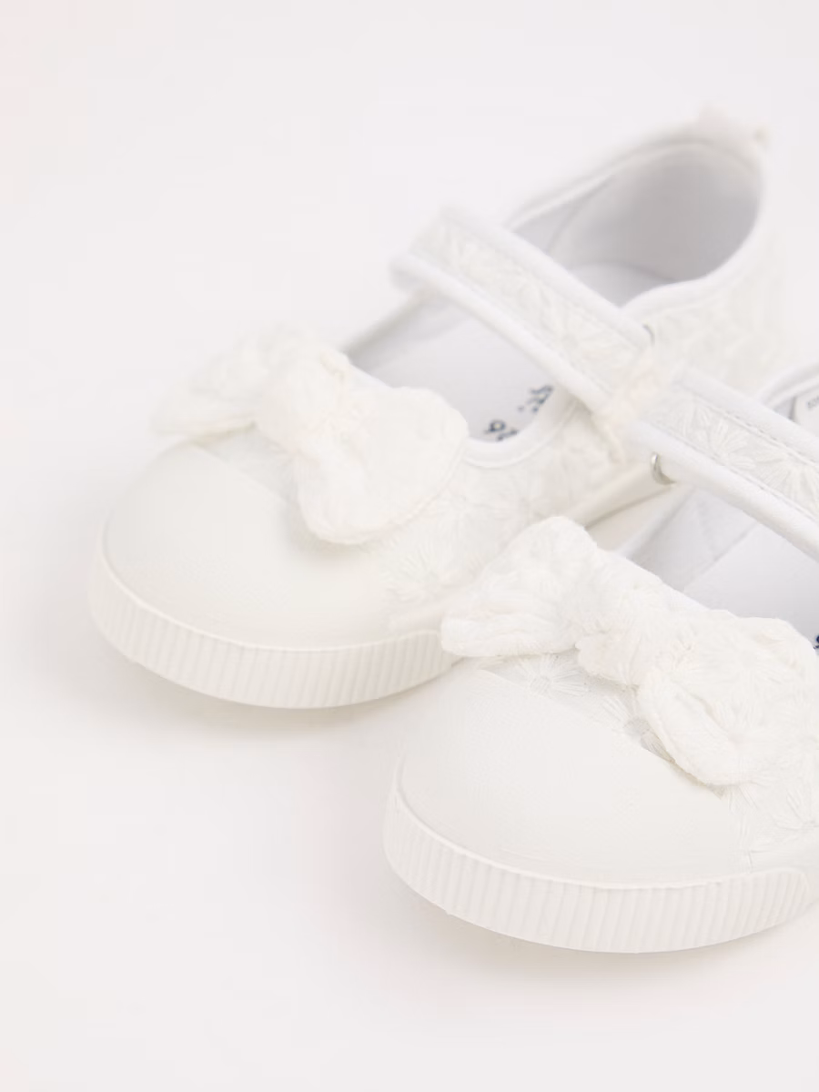 White Embroidered Flower Mary Jane Shoes detail 1