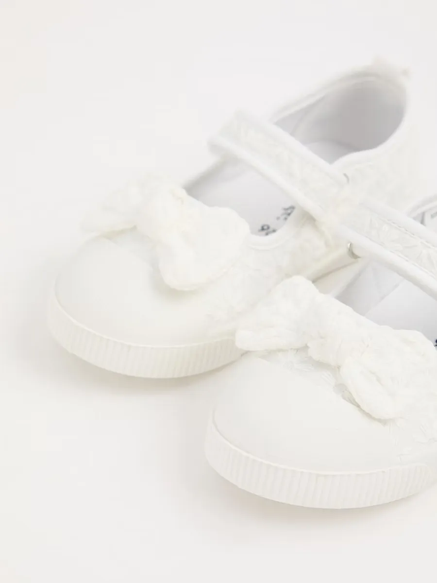 White Embroidered Flower Mary Jane Shoes