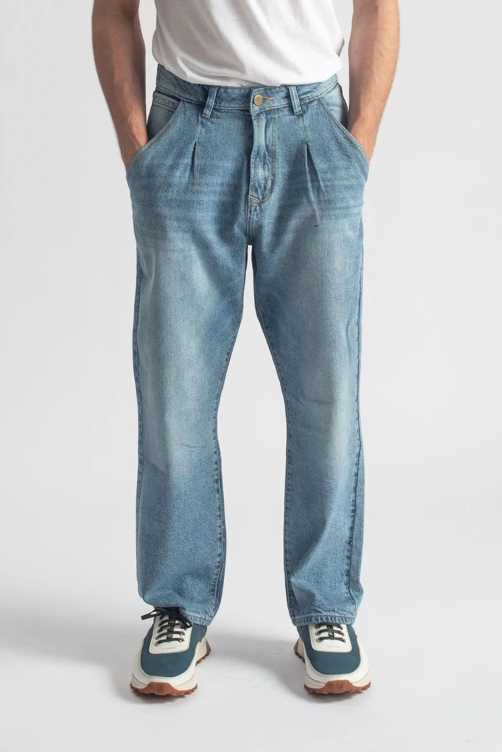 Classic Relaxed-Fit Pleated Jeans